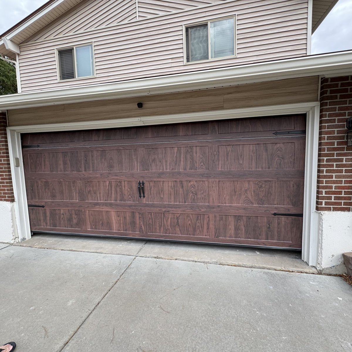Bros_Redevelop's tweet image. Before &amp;amp; after: Brothers Redevelopment helped transform this home with a new garage door + a safer, accessible bathroom featuring grab bars and a walk-in shower!