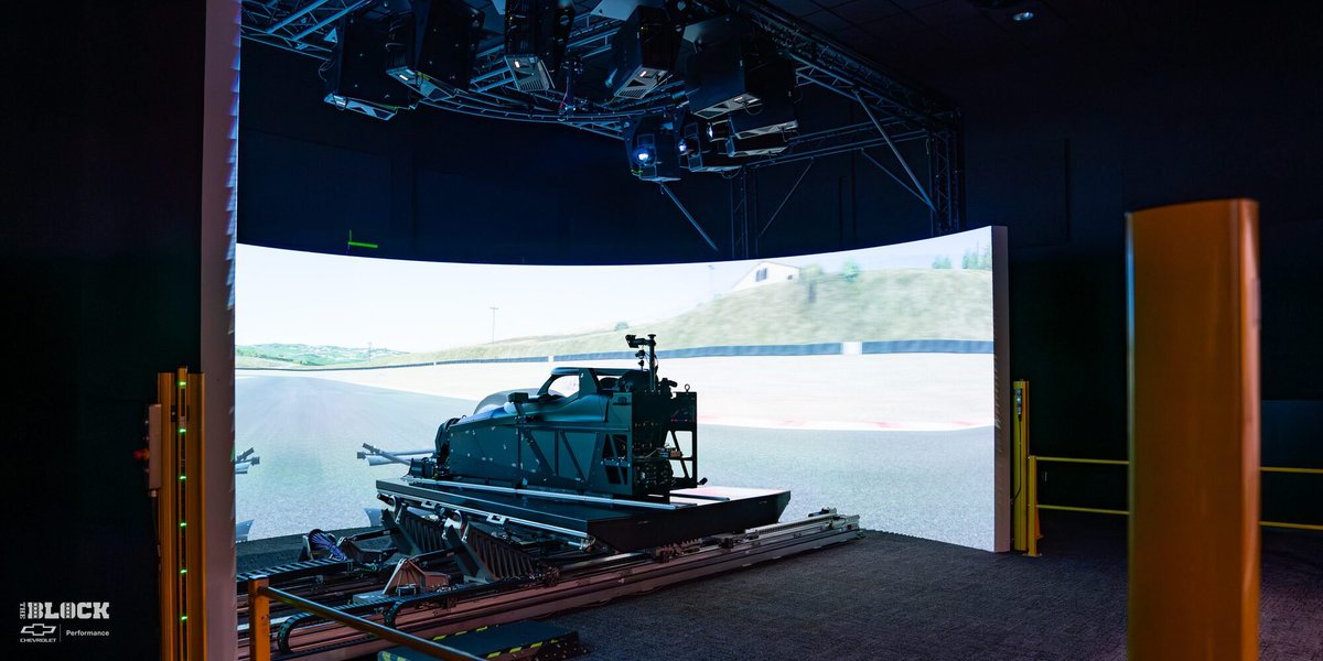 Este es el simulador de General Motors que está usando Cadillac F1 para entrenar a sus pilotos e ingenieros de datos

Un simulador de estos suele costar entre 10 y 13 millones de dólares. 
Se encuentra en Charlotte, Estados Unidos