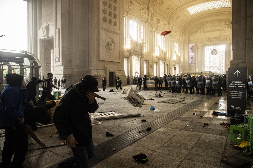davideneku's tweet photo. Questo è il prezzo della democrazia. È la differenza tra noi e regimi come Russia, Iran, Afghanistan o Corea del Nord. Meglio vivere in un Paese dove i cittadini sono liberi di manifestare, che in uno dove chi protesta rischia la lapidazione. https://t.co/rPPey3wV3o