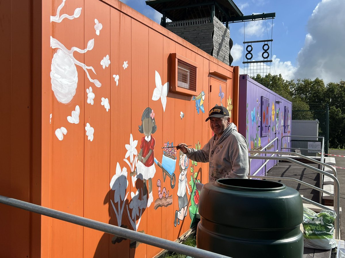 mrsccox95's tweet photo. It was great to watch an artist at work today. What an amazing talent you have @pchildsartist @garntegprimary https://t.co/Wdvdyoh1u9