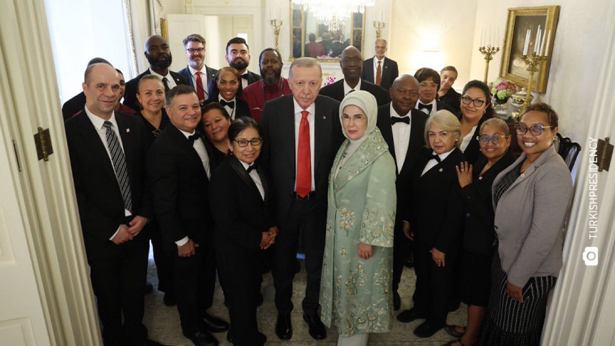 Beyaz Saray çalışanlarının Erdoğan ile hatıra fotoğrafı çektirmesi!!!

Gerçekten renkli ve güzel bir an..