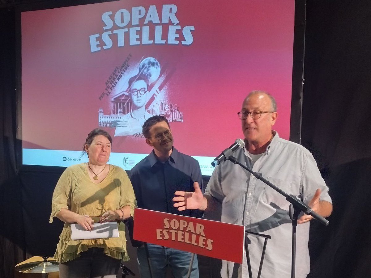 Per a <a href="/omnium/">Òmnium Cultural</a>, <a href="/ocbcat/">Obra Cultural Balear</a> <a href="/AccioCulturalPV/">Acció Cultural del País Valencià</a> <a href="/EscriptorsAELC/">AELC</a> i <a href="/espaipv/">espai País Valencià</a> és estratègic enfortir l'imaginari compartit dels Països Catalans, i Estellés és brúixola.

Avui, 55 sopars en homenatge al poeta a Bacelona, València, Palma, Perpinyà, Andorra i arreu. Sempre Estellés i amunt!