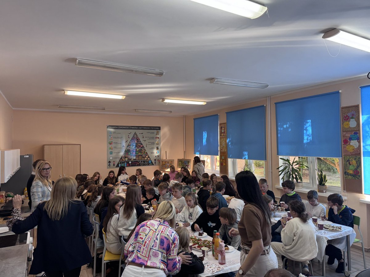 be_erasmus's tweet image. Am heutigen Tag fuhren wir zu unserem 2-tägigen Austausch nach Stargard, wo wir herzlich empfangen und gemeinsam in Biologie, Musik, Sport, Schulgarten und Geschichte unterrichtet wurden. Ein toller erster Tag des Austausches im Rahmen von #ErasmusPlus #Grunschule_Klosterfelde