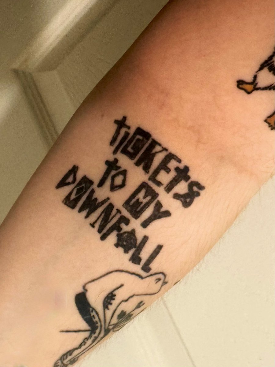 Courtney⁴ ❯❯❯❯ tweet media