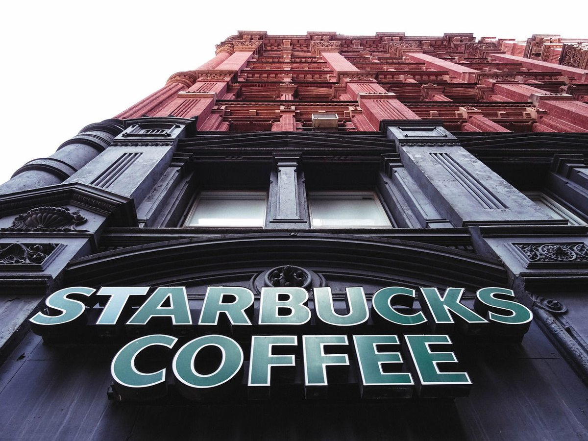businessamfr's tweet image. Starbucks ferme ses cafés peu performants et supprime 900 emplois fr.businessam.be/starbucks-ferm… #Starbucks #Restructuration #Emplois #Cafés #Économie