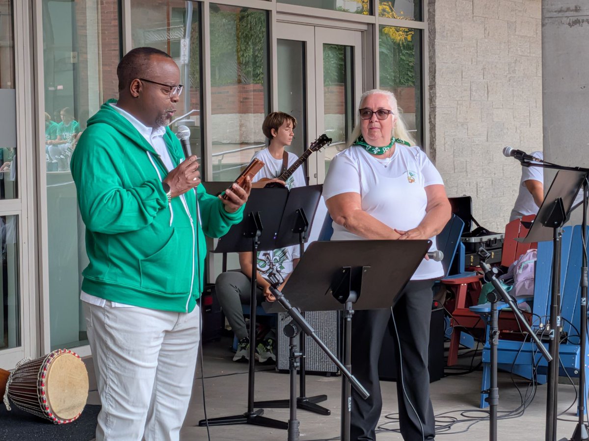 💚🤍 Journée du drapeau franco-ontarien 🎉
Notre équipe a fièrement représenté la FARFO à plusieurs activités aujourd’hui. Un beau moment de fierté et de célébration francophone ! 🌟
#FiertéFrancoOntarienne #FARFO