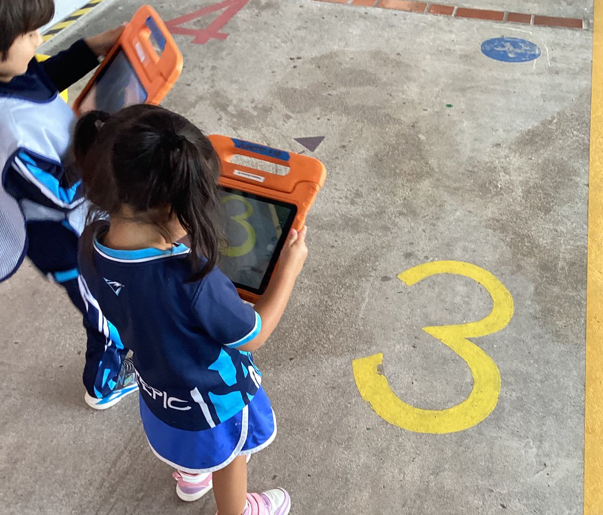 ¡Identificamos los números y les tomamos foto!☺️💕
<a href="/CSBoficial/">Colegio Simón Bolívar</a> 
#Kindergarten #math