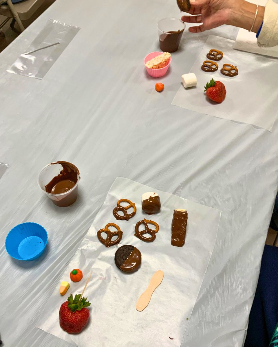 RivFreeLibrary's tweet image. Some sweet treats at RFL today! 🍫 Thank you, Them’s the Breaks, for a delicious chocolate-dipping demonstration. Participants enjoyed making and taking home chocolate-covered strawberries, Rice Krispy treats, Oreos, marshmallows, and pretzels.  #RiverheadFreeLibrary