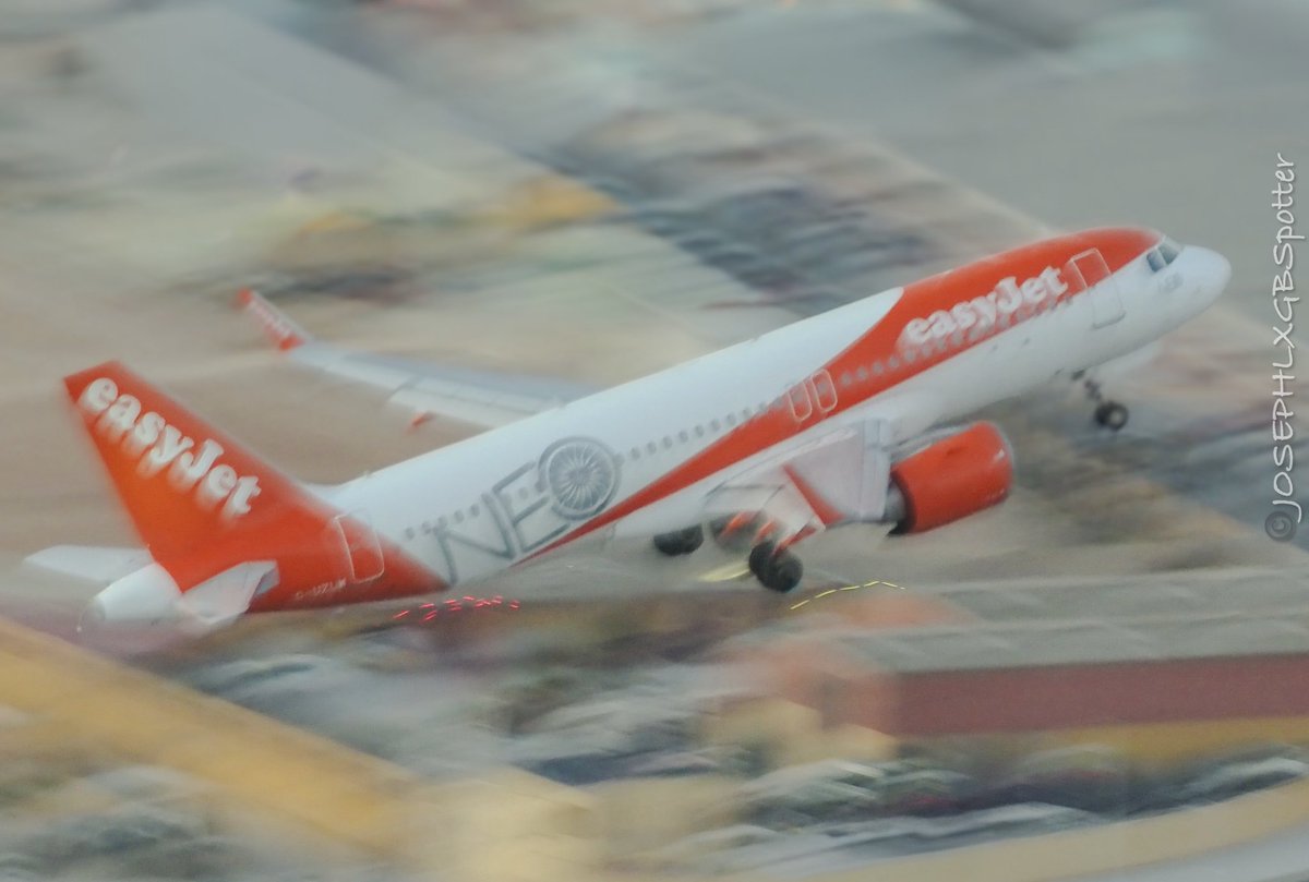 #TBT❤️ to July 2025 when easyJet’s Airbus A320neo (G-UZHW) in the “neo” livery blasted out of Gibraltar 🇬🇮 back to Bristol ✈️. The engines left a little “cloud” behind… let’s just say this neo knows how to make an exit! 😅🧡

#easyJet #A320neo #AvGeek #Planespotting #Aviation