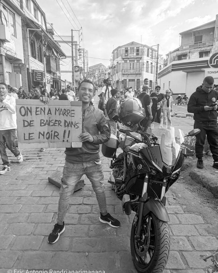Les urgences sont désormais saturées, accueillant de nombreux blessés suite aux interventions brutales des forces de l’ordre.

Aux alentours de 17h, seule la gendarmerie était encore présente dans la zone d’Analakely.
