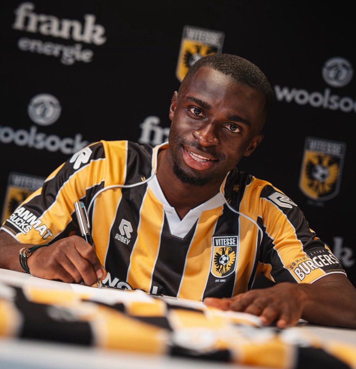 🔙 Na Avonturen bij het Duitse RB Leipzig en het Oostenrijkse Austria Klagenfurt keert Solomon Bonnah terug op de Nederlandse velden. De verdediger heeft getekend voor Vitesse. Goed je weer te zien, Solomon! 👍