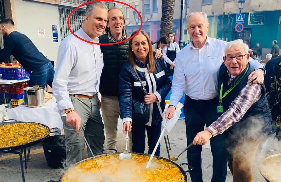 Este ultraderechista se llama Enrique Mulet Quintana y es concejal de VOX en Benicàssim. Hoy ha sido condenado por violencia machista. Aquí de paella con el líder fascista Ortega Smith que niega la violencia machista.