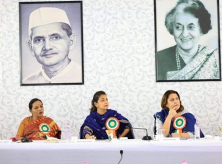 ज्या सोलापुरात पुराने हाहाकार माजवला आहे..तिथल्या खासदार प्रणिती शिंदे...
ज्या काँग्रेस ल बिहार मध्ये कुत्रेही विचारत नाही अशा ठिकाणी ठाण मारून बसल्या आहेत....