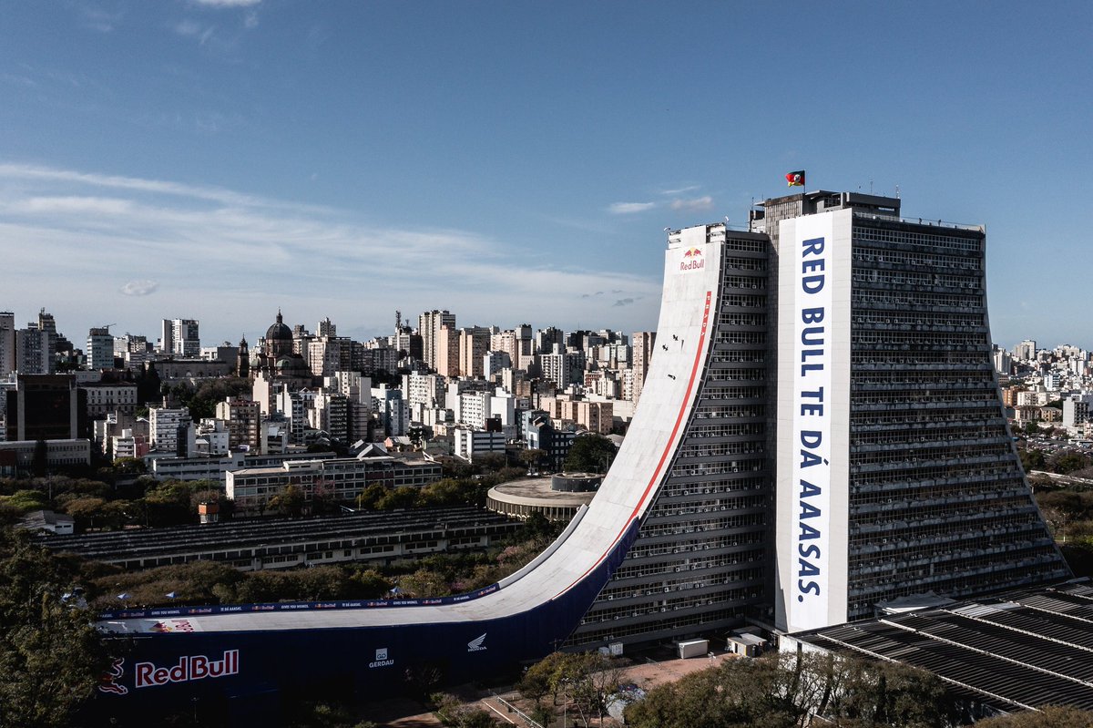 caroldarc's tweet photo. O sonho de todo porto-alegrense sendo realizado hoje pelo Sandro Dias! #RedBullBuildingDrop https://t.co/7OZAPXQsL1