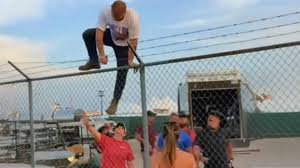 Rizzler Ponders Pam’s Meme Award (w/ Pam Murphy, James Mannion) 
Pam not jinxing gives Emmy to Hiller; voice artist feud worse than Bryan vs Adcock; buffet dish counter caught in Vegas; Happy Meal imposter;  Limewire buys Fyre Fest for good branding.
podcasts.apple.com/us/podcast/riz…