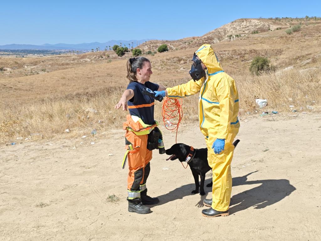 PC_Comarca_Eo's tweet photo. Imágenes del procedimiento de toma de valores contaminantes al guia y perro, para su posterior tratamiento en el túnel de descontaminación. https://t.co/dQkSvMyQCo