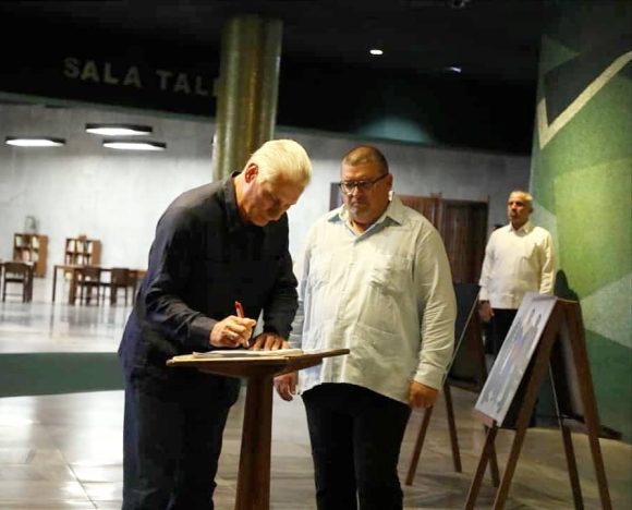 🇨🇺🇻🇪El presidente de la República, Miguel Díaz-Canel Bermúdez, rubricó hoy, en el Memorial José Martí de la capital, su firma en apoyo a la Declaración del Gobierno Revolucionario en solidaridad con la República Bolivariana de Venezuela.

🔗acortar.link/dsEhy4