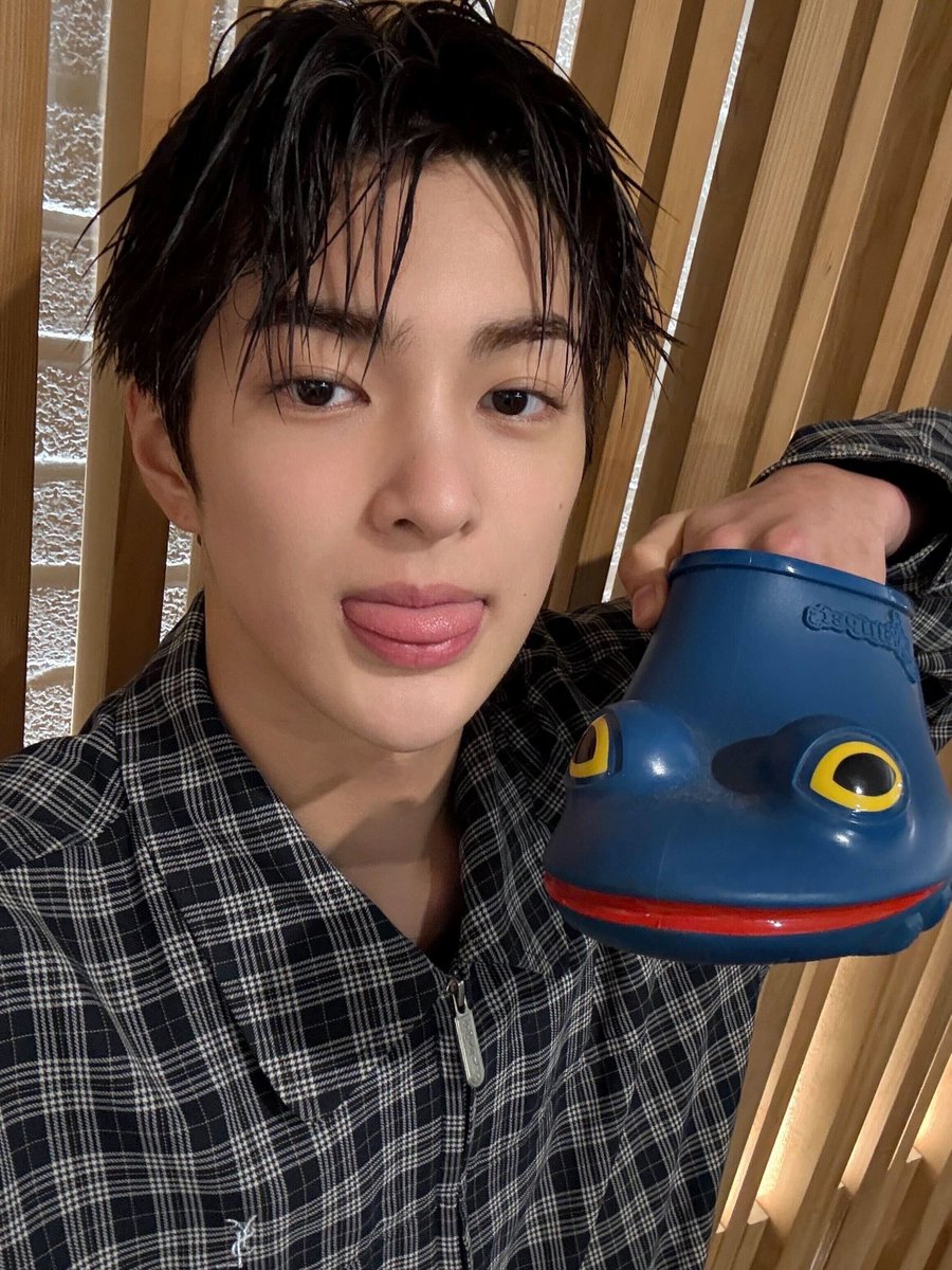 keonhomine's tweet photo. #KEONHO 😛 https://t.co/l8Bmi7eHTJ