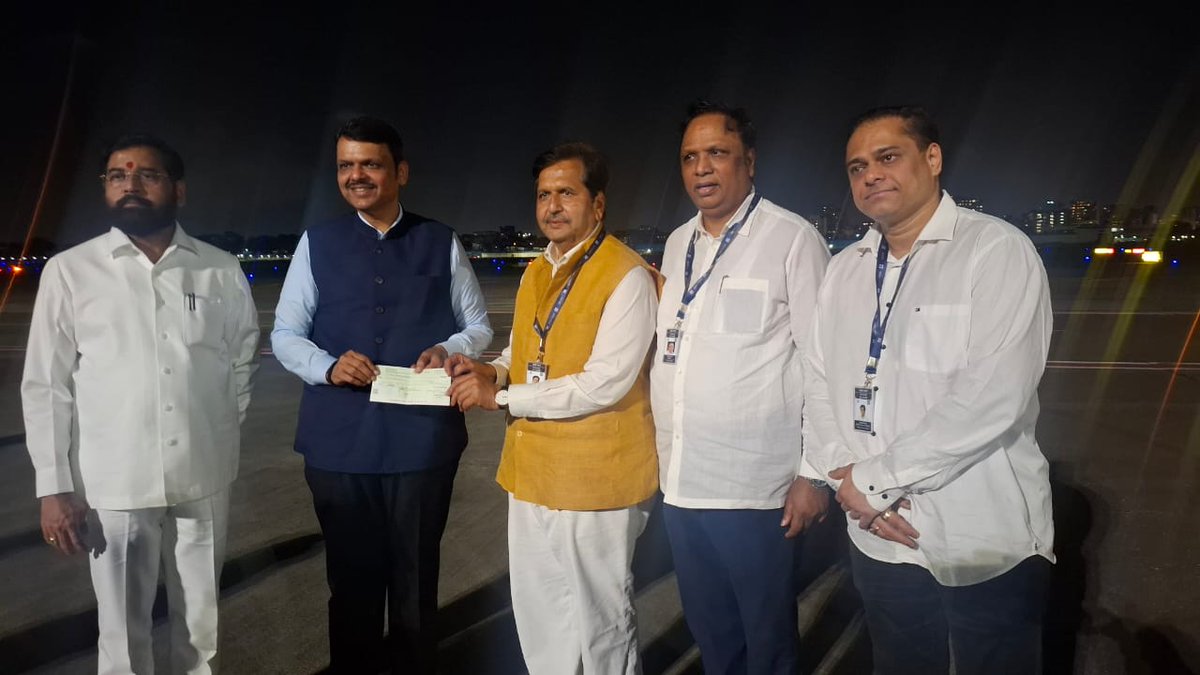MPLodha's tweet photo. सध्या महाराष्ट्रातील अनेक भागांमध्ये आलेल्या पुरस्थितीमुळे जनजीवन विस्कळीत झाले आहे. आपत्तीच्या या कठीण काळात मदतीचा हात पुढे करणे ही माझी जबाबदारी समजतो.

आज मुख्यमंत्री सहाय्यता निधीस ₹५१ लाखांचा निधी देऊन मदतकार्याला हातभार लावला. पूरग्रस्तांना आवश्यक ती मदत आणि सहाय्य वेळेत मिळावे, यासाठी माननीय मुख्यमंत्री श्री देवेंद्रजी फडणवीस आणि सरकार सर्वतोपरी प्रयत्न करत आहे.

यावेळी उपमुख्यमंत्री मा. श्री एकनाथजी शिंदे, मंत्री श्री आशिष शेलार, मुंबई भाजपा अध्यक्ष अमित साटम उपस्थित होते.

@Dev_Fadnavis @mieknathshinde @ShelarAshish @AmeetSatam @CMOMaharashtra #MaharashtraFloods #CMSahayataNidhi #Mumbai