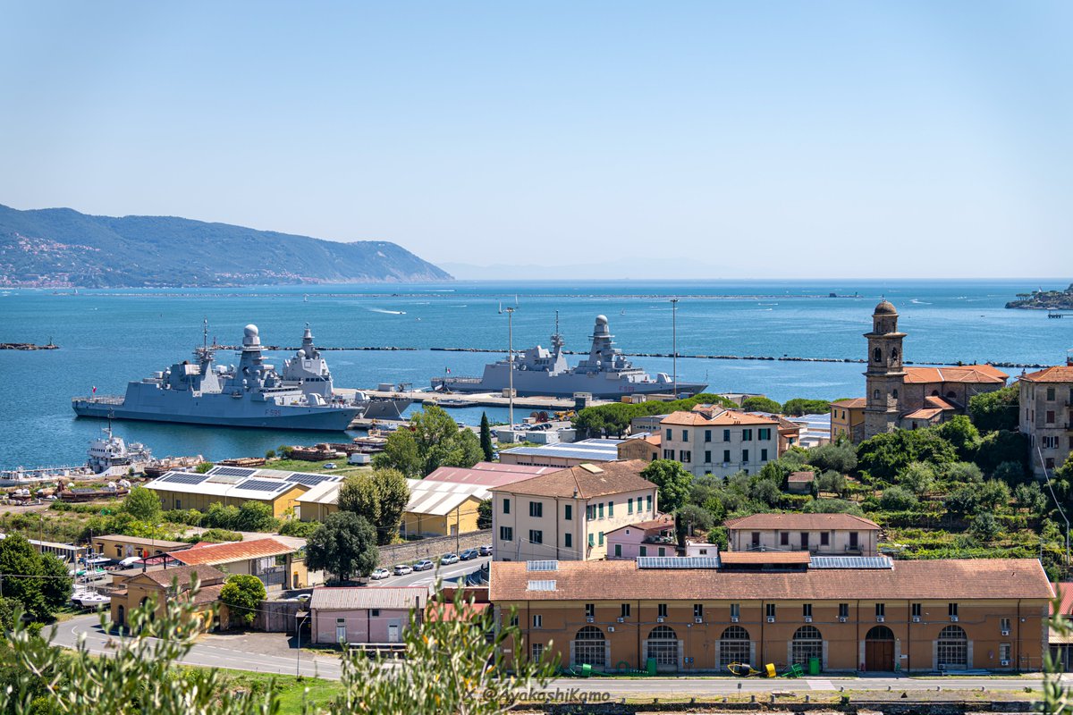 イタリアの港 艦船と教会が並ぶ異国の港風景⚓️ 今朝は久しぶりにイタリア写真から1