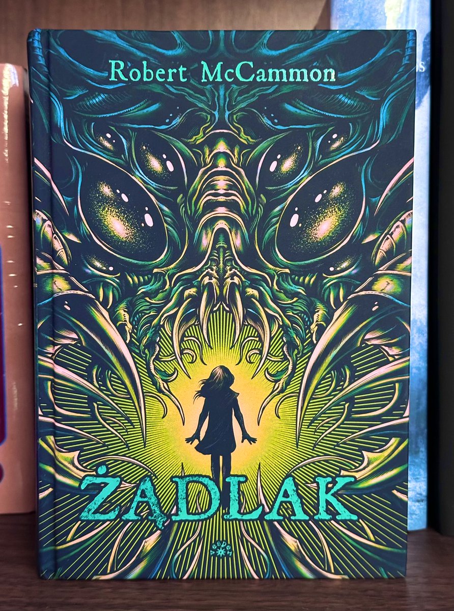 Koziol_z_Mendes's tweet image. To nie jest jakaś tam zwykła książka, to amerykański horror sci-fi z lat 80., wprost z dojechanej kasety VHS, przelany na 550 stron papieru❗️Kosmici, potwory, gangi, wojsko- czujecie ten klimat? Jeśli tak,to Robert McCammon i jego „Żądlak” jest dla Was! 👍🏻 #Vesper #readlist2025pl