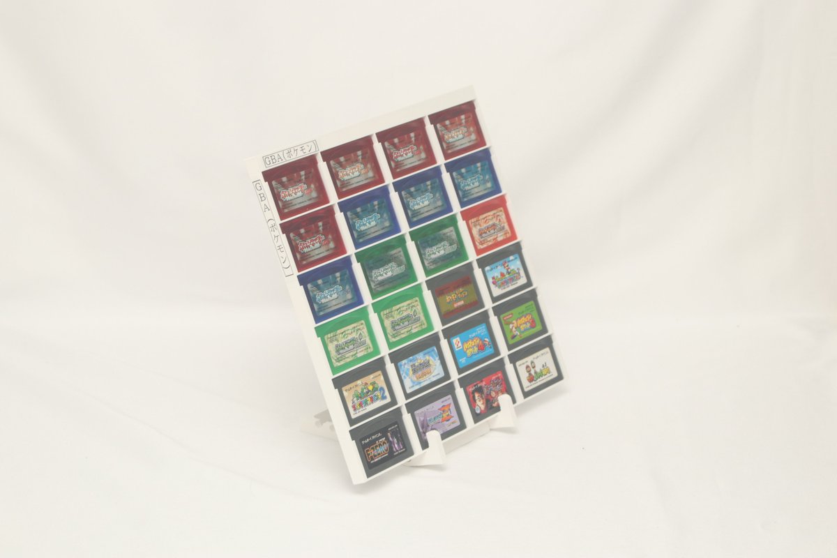 L4WNK's tweet image. GBAのカセットを24個収納できるケースを作成しました。
本棚に入るサイズで、正面上部・側面にテプラを貼るスペースがあります。

#GBA