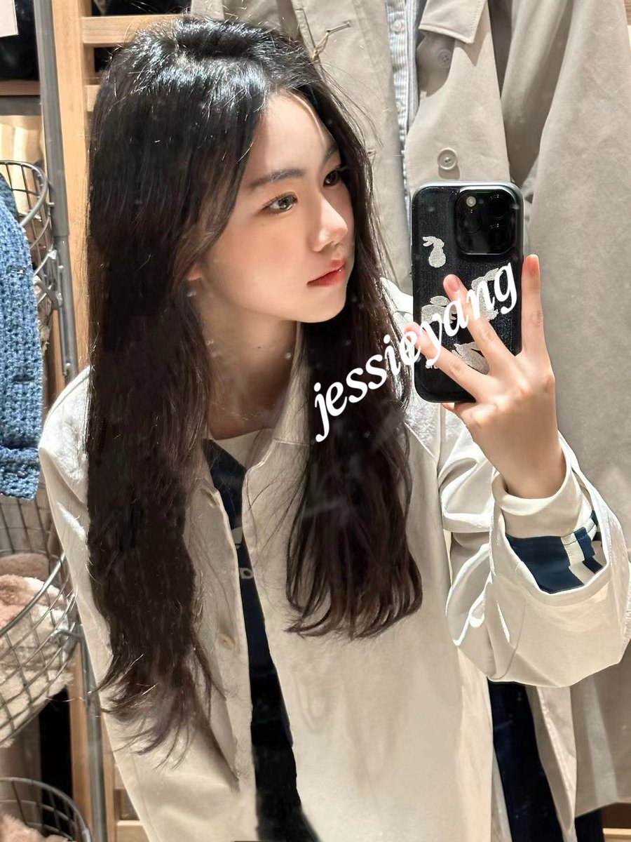 【骚货自曝】杨雯萱 24岁，想要曝光自己被用来合照射屏！最喜欢看自己满脸精液的样子！射屏可以看她的反差照片！私信返图告诉你她的id