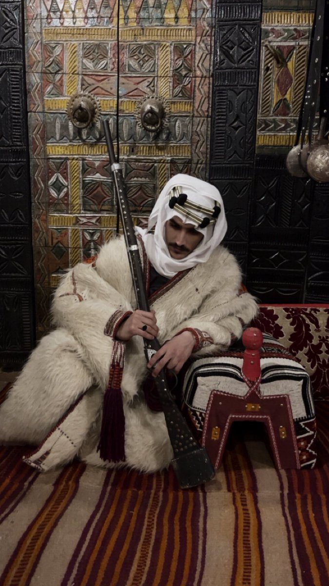 ماني ادور من ورا العالم انصاف 
حافظٍ قدري وعـارف حقوقـي 

وان كثرو الحساد مافيني خلاف 
لاحركو شعره ولا زاد عوقـي 

ولو مال حظي ميلة النون والكاف 
ما مال راسي ولا تعكر خفوقـي 

لازلت بالعليا على كل مشراف 
حرٍ على صيد النوادر شفوقـي 

#مهند_المحمد