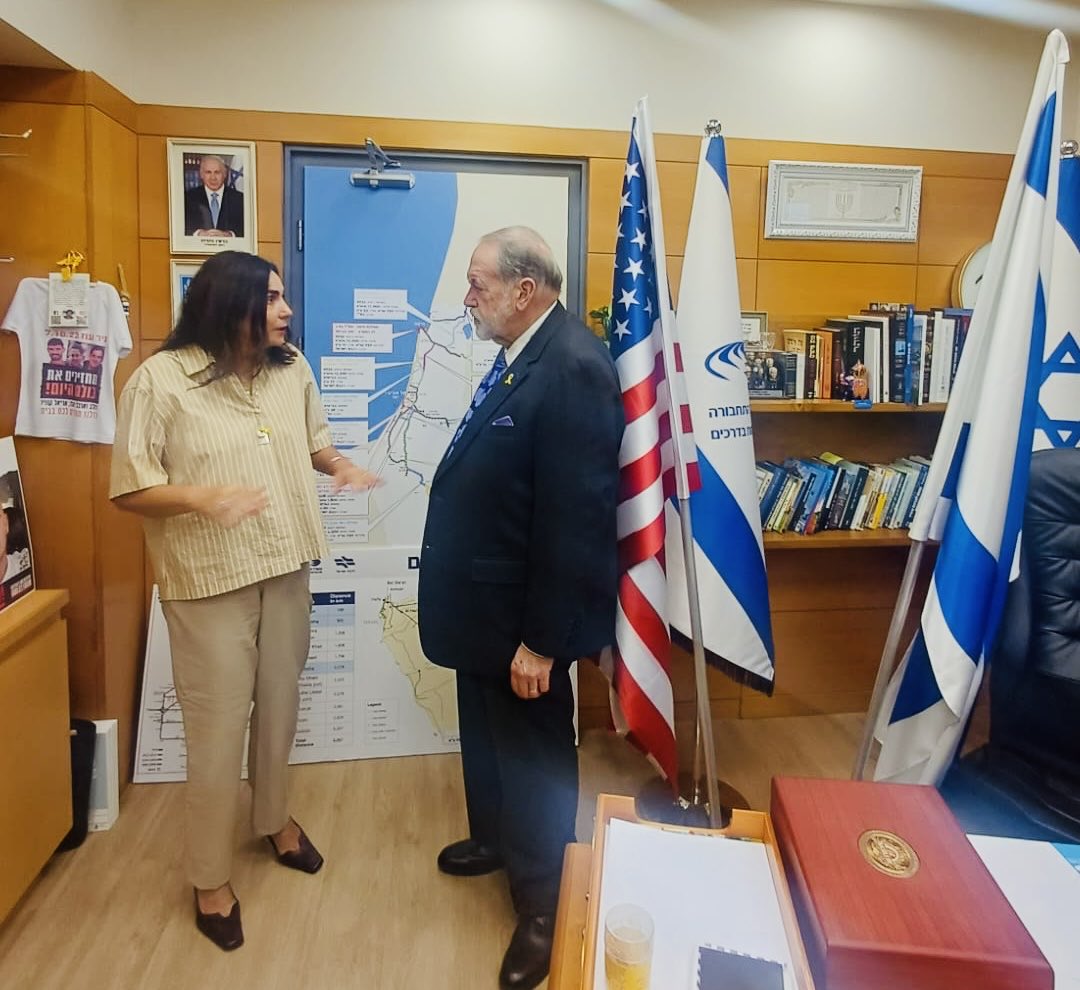 נפגשתי היום עם שגריר ארצות הברית בישראל, מייק האקבי.
שוחחנו על שיתוף הפעולה האסטרטגי ההדוק בין ישראל לארה״ב, קידום רכבת השלום (IMEC) ועל הצורך בעמידה משותפת מול הניסיונות הצבועים של אירופה לפייס את הטרור באמצעות הכרה במדינה פלסטינית. 

ציינתי כי הכרה במדינה פלסטינית לא אופציה