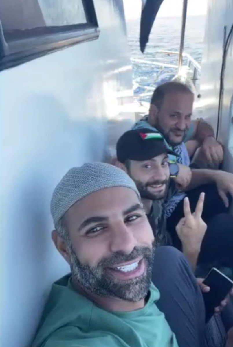 ▪️رسالة من أسطول الحرية

الدكتور الفاضل محمد العوضي

تلقّينا اتصالك بفرحة كبيرة ،ومن الأسطول ننقل حبنا ومشاعرنا ونقول:

نحن هنا على مراكب أسطول الصمود، نشعر بأهمية ما نقوم به، ونحمل في قلوبنا فخر تمثيل وطننا الحبيب  وأمتنا العربية والإسلامية. جئنا لنؤكد أن غزة ليست وحدها، وأن صوت