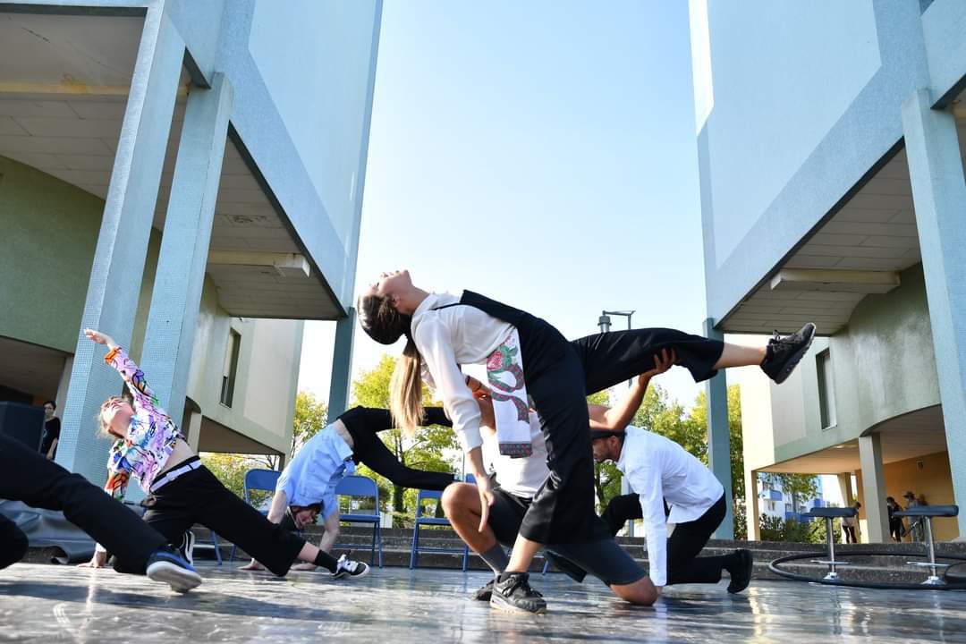 MehdiDiouri71's tweet photo. The Floor en mouvement 🔥
Après Melun, rendez-vous samedi 27/09 à Joinville-le-Pont pour Culture en fête ✨

#CultureEnFête #Spectacle #Danse #thefloor https://t.co/EBV9wQ7oCW