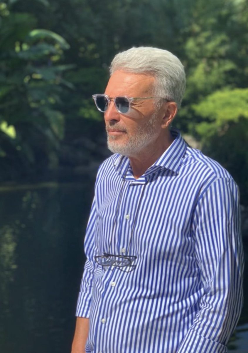 يا ورد حسنك زاد فوق حدوده 
جاه النسوم عليه ميل عوده
يا ورد حسنك نور 
ولونكً يزهي فوق ما تتصور 
فات الربيع والناس فيك ادور 
والناس تبكي لفقتك منكودة
يا ورد نفسي مالت 
زينك وحسنك ما معاهم ثالث 
خلي كلام الناس مهما قالت 
وكلمة الحاسد ديما مردودة
عطلة سعيدة للجميع