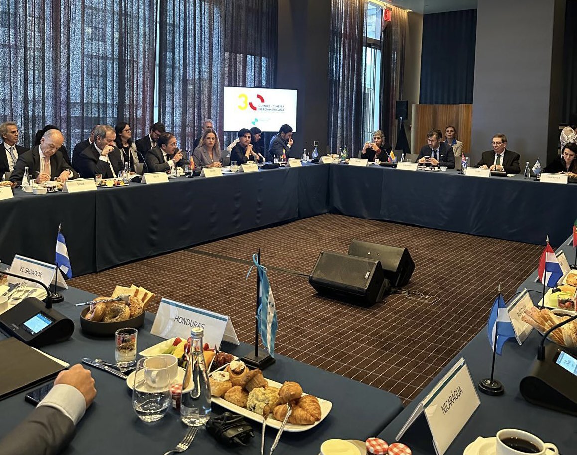 #UNGA80 🇲🇽 participó en la reunión de países iberoamericanos durante la cual reafirmamos la necesidad de seguir impulsando la Red Iberoamericana de mujeres mediadoras. #WPS cuando las mujeres participan en las negociaciones los acuerdos de paz ☮️ duran más!