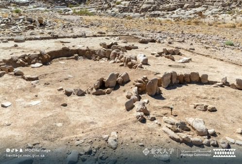 H901T's tweet photo. Saudi Heritage Commission just announced they found the oldest architectural settlement in the Arabian Peninsula. It dates back somewhere between 11,000 and 10,300 years ago. The site’s called “ #Musaywin ,” up in northwest Tabuk. The discovery came out of a joint excavation with Kanazawa University from Japan, working together
with the NEOM project.
#Antiquities #SaudiArabia
👇👇👇
Study Link: https://t.co/B4B2GOlE6Q