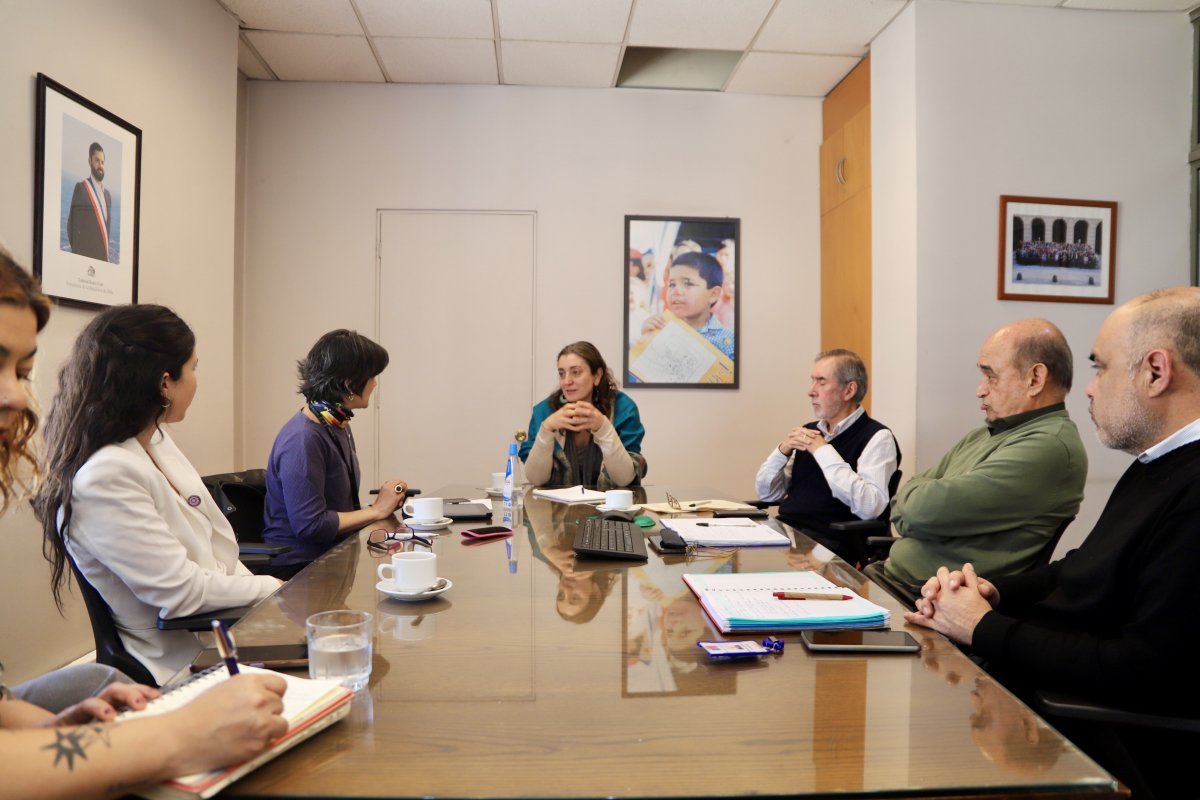colmedchile's tweet photo. Nuestra Pdta. Nacional, Dra. Anamaría Arriagada junto a la Pdta. Consejo Regional Santiago, Dra. Francisca Crispi, se reúnen con miembros de la DIPRES para abordar las solicitudes desde el #COLMED relacionadas con la modificación de la Ley N° 15.076, que busca limitar la carga laboral de las médicas embarazadas con contratos de 22 y 28 horas, a un máximo de 44 horas semanales; y de la continuación del beneficio del Incentivo al Retiro, el cual expira en diciembre de este año.