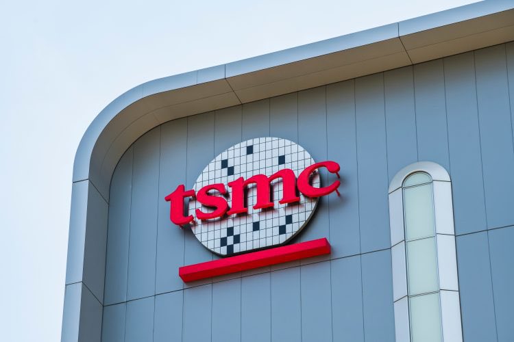 techtechchina's tweet image. “TSMC is America’s treasure” — U.S. pundits cheer while Trump cuts subsidies and demands “protection fees.” With $165B pledged in Arizona fabs and even its board meetings shifting abroad, #TSMC edges closer to becoming “Made in USA”. #semiconductors