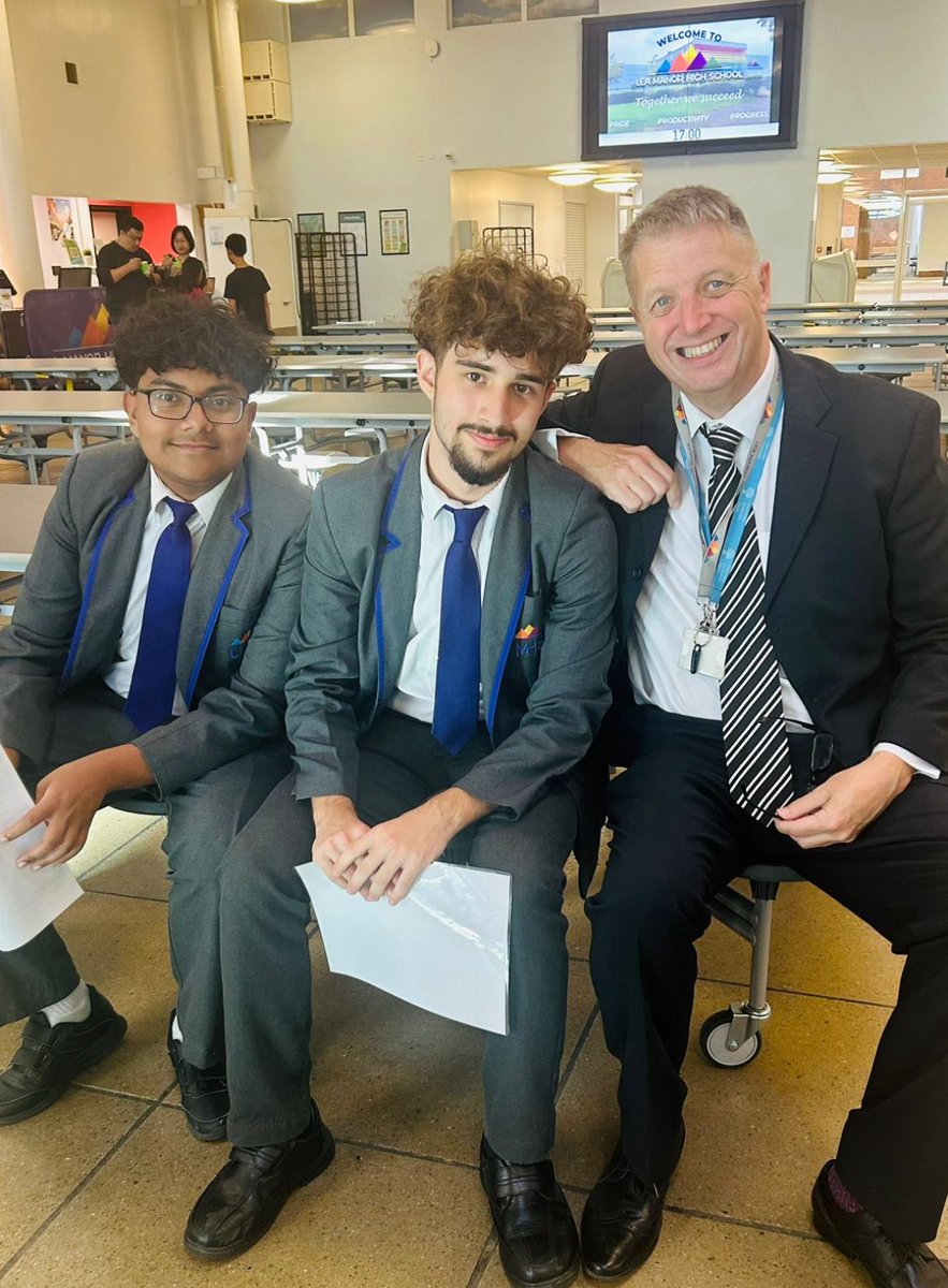 Fantastic turnout at the <a href="/leamanorschool/">Lea Manor High School</a> open evening!🙌

The headteachers talk is about to begin, then it’s time to explore this fantastic school 👏

#luton #openevening #bedfordshire