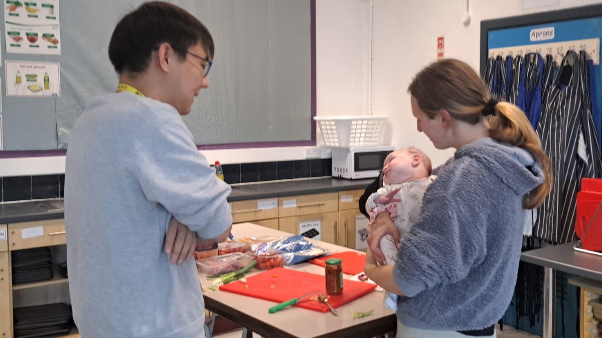 ValleyLAcademy's tweet image. Serving up smiles: food, fun, friendship, and community care! Delighted to welcome one of Dr Emma's medical students to our #FamilyCook session. #BeEngaged #TogetherWeAreStrong