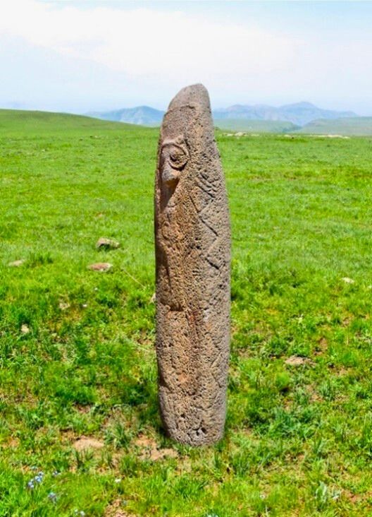 Armenia’s “dragon stones” can stand 18 feet high. They were typically decorated with animal imagery and erected at high altitudes. New radiocarbon dating at one site revealed they were placed there around 4200 B.C. But why? Researchers have some ideas.

archaeology.org/news/2025/09/2…