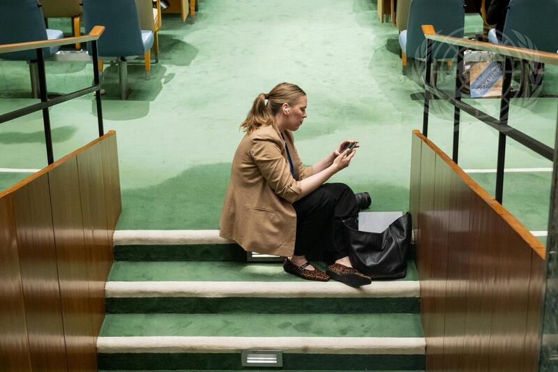 UN_Photo's tweet image. A delegate checks her screen during day two of the #UNGA80 General Debate. #HighLevelWeek #Multilateralism #BehindTheScenes 

UN Photo/Manuel Elías