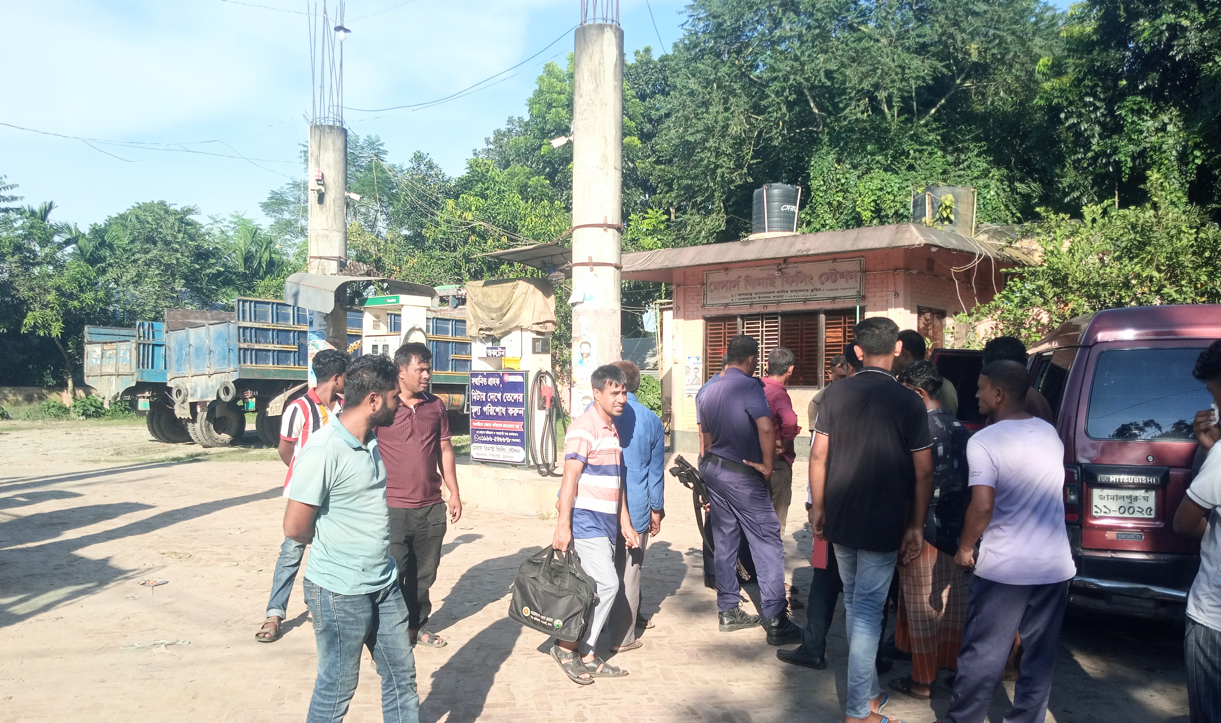 তেল কম দেওয়ায় সরিষাবাড়ীর ফিলিং স্টেশনে জরিমানা, ও সিলগালা