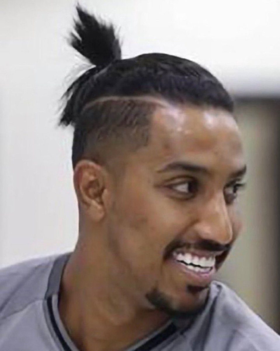 سالم الدوسري – الموسم الماضي:
•مع المنتخب: لا إنجازات، ولا أهداف حاسمة
•مع الهلال: لا إنجازات
•الدوري:❌ لم يحقق
•كأس النخبة:❌ لم يحقق
•كأس الملك:❌ لم يحقق
•لقب هداف الدوري:❌ لم يحصل
•لقب هداف آسيا:❌ لم يحصل

فالسؤال هنا: كيف يُرشح لأفضل لاعب؟ 🤷🏻‍♂️
برضوا ترشيح😂