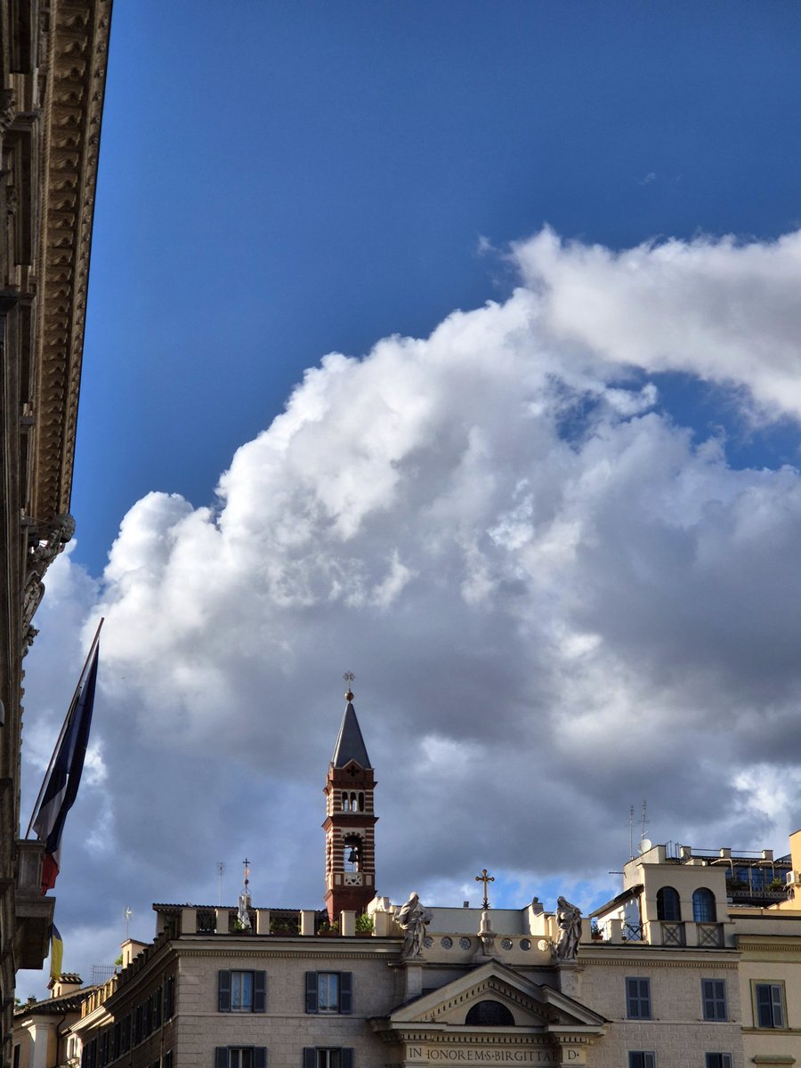 Non credo che mi stancherò mai dei #cielivolubili d'autunno.