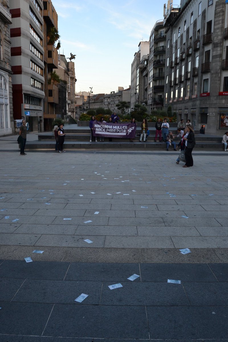 asfuriasvigo's tweet photo. 23 de setembro de 2025, Porta do Sol (Vigo).
¡NINGUNHA  MULLER NACE PARA PUTA!
¡ABOLICIÓN DA PROSTITUCIÓN XA! ✊🏼🔥
#Vigo #PortadoSol #23S2025 #Concentracion #NingunaMujerNaceParaPuta https://t.co/yVDBhWyKJP