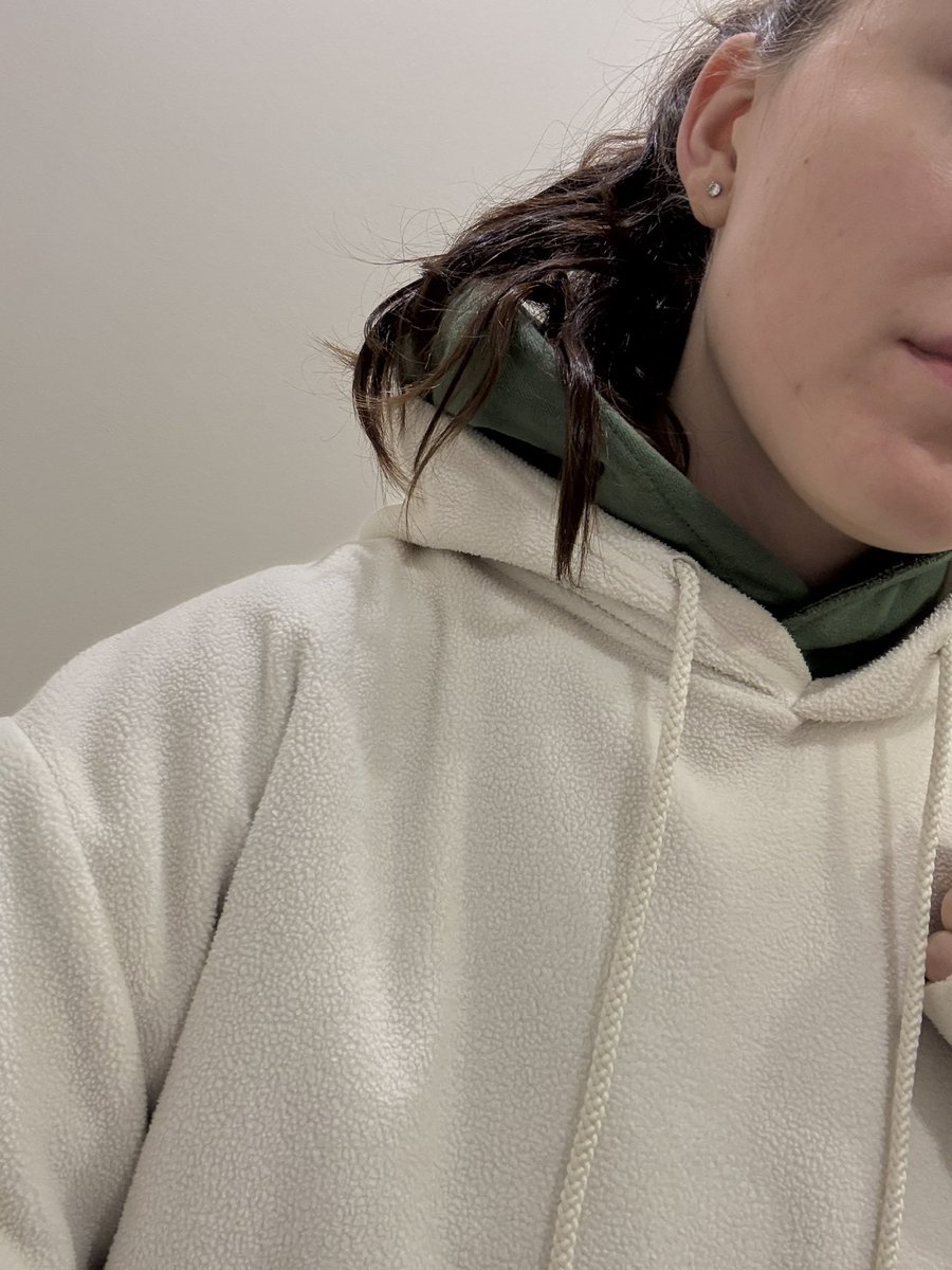 Ходить дома в двух толстовках не очень нравится