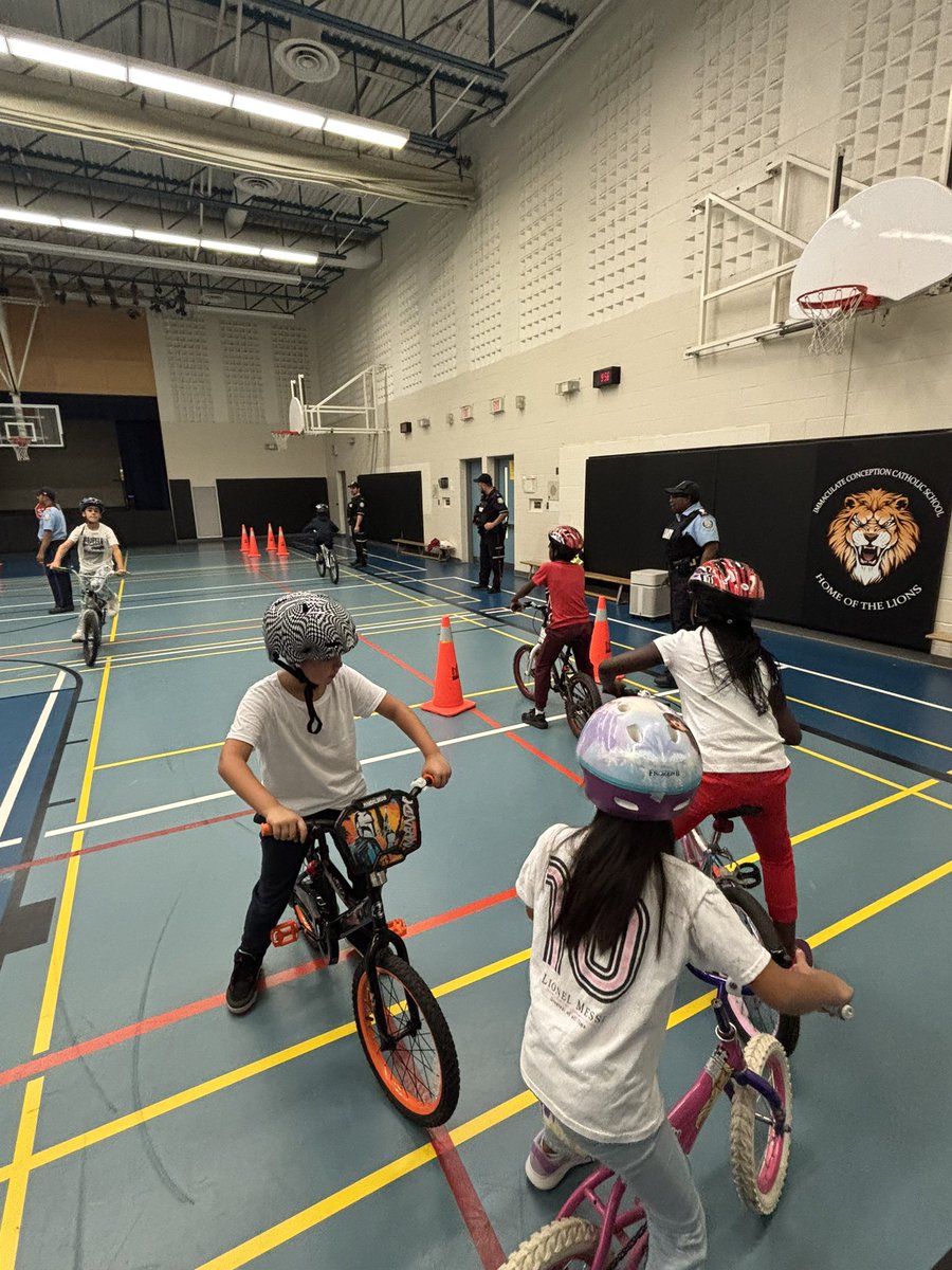 StarWarsCop's tweet image. 🚴‍♂️☔ Rain didn’t  stop today’s @TrafficServices #bikerodeo! When the skies don’t cooperate we just moved the fun indoors.  Thanks to the amazing students of Immaculate Conception CES @TCDSB. Safety, skills &amp;amp; smiles always roll on, rain or shine!

#wearyourhelmet