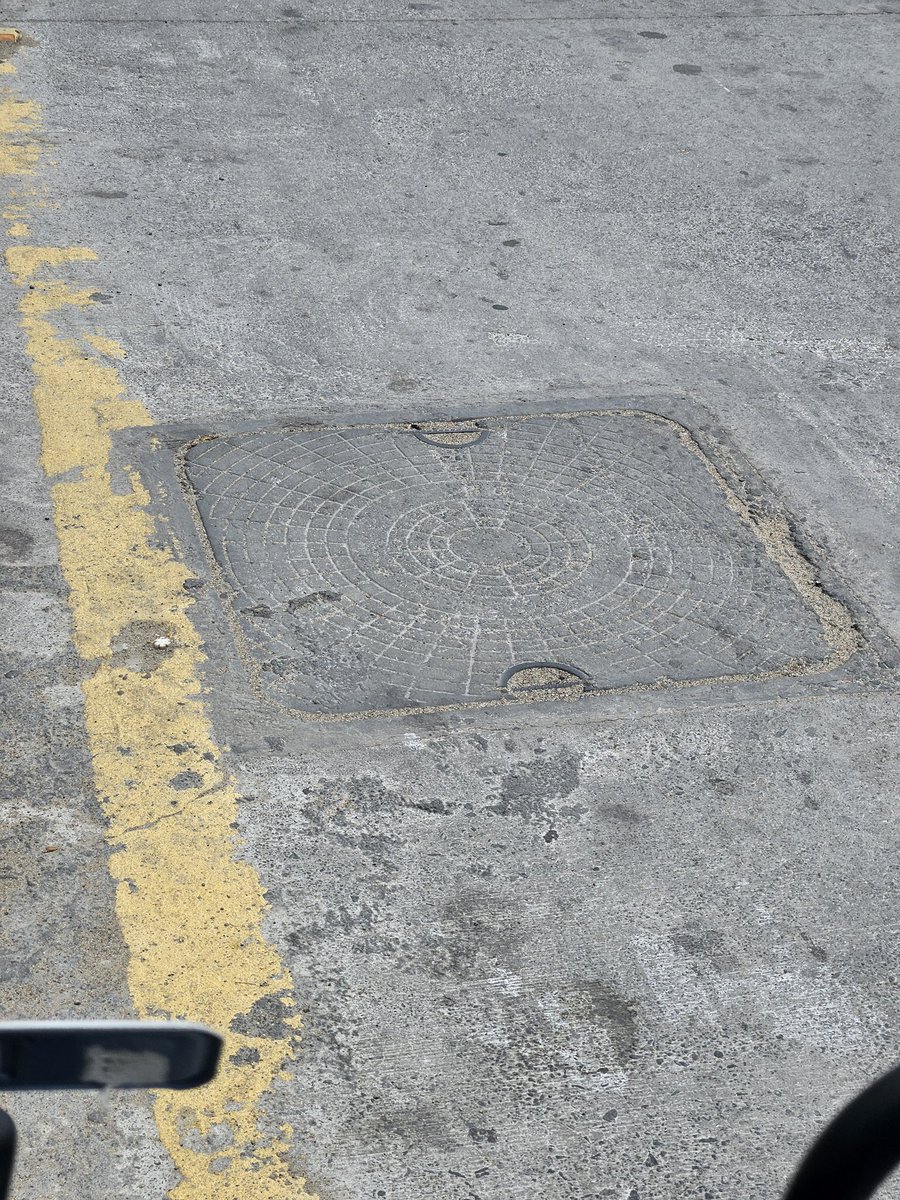 Themaxfaxsurge1's tweet photo. Some roads in Thoothukudi were well laid..concrete roads with side walls.. manholes flush with the road surface. Excellent job from the city admins.If @Tutycorp can do what's stopping @TirunelveliCorp from doing this. Not a single road in Tirunelveli looks like this. #tirunelveli https://t.co/rEI9LCpsN5