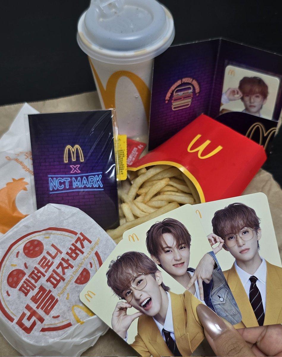 오늘 퇴근길에 마크버거팩도 겟챠。해옴
포카 실수 아니고 가티 일하는 언니가 더 챙겨줌 ㅋ