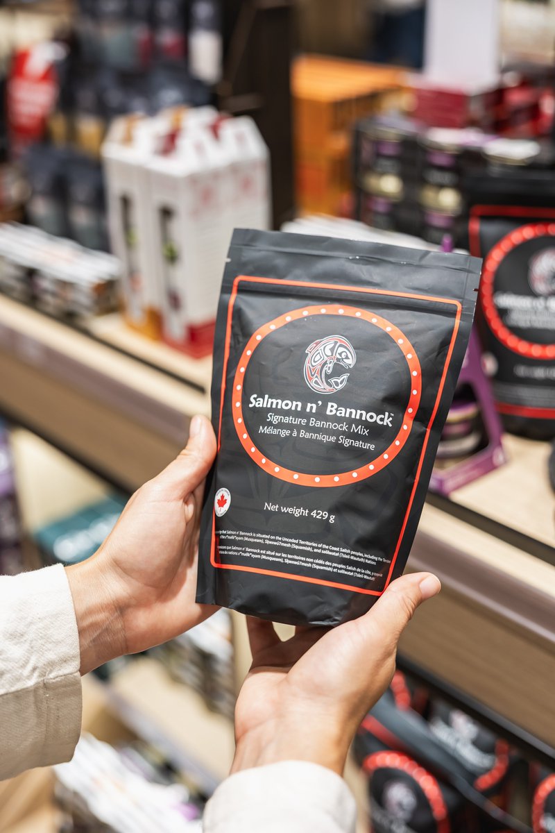 Bring home the delicious flavours of Indigenous cuisine! Take-home Bannock mix from Salmon N’ Bannock is now available at Vancouver Duty Free. Grab this unique souvenir to share with your loved ones before takeoff. 🍞