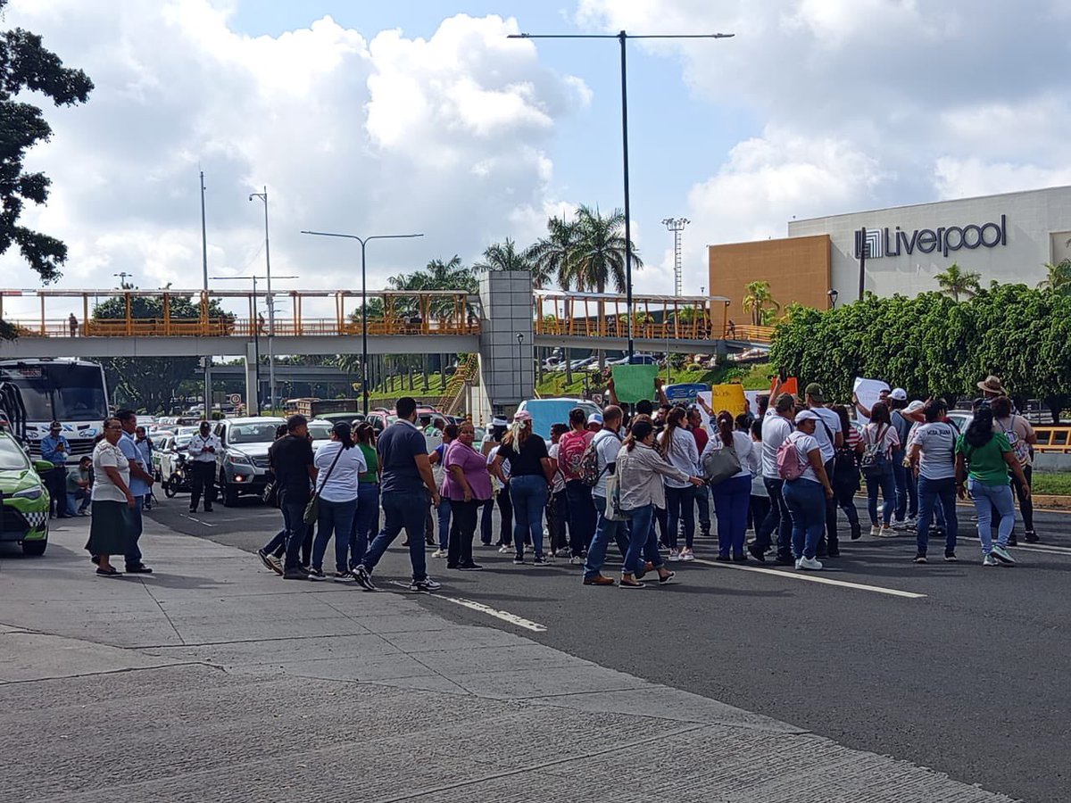🔴 #AlMomento || Manifestantes realizarán bloqueos parciales en ambos sentidos de la avenida Lázaro Cárdenas, a la altura de Plaza Américas. 
Se recomienda precaución.